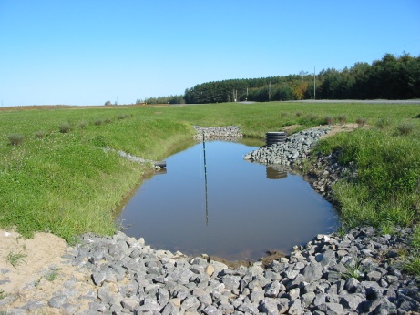 Bassin de stockage d'eau et de sédimentation